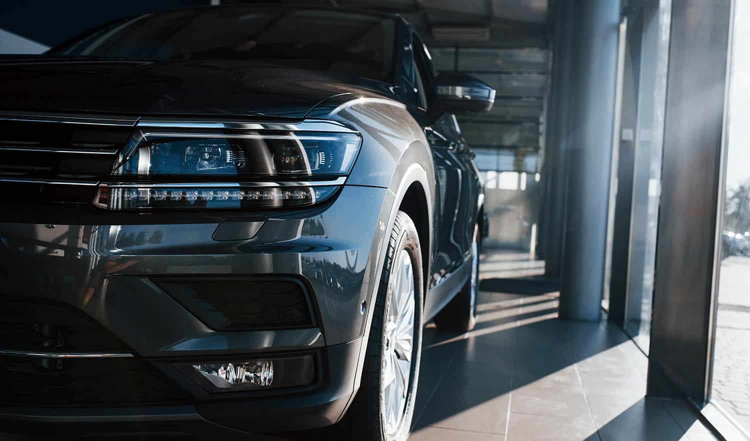 Une voiture de luxe exposée dans un showroom lumineux.
